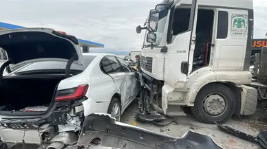 Pamukova'da çarpışan tır ile otomobil akaryakıt istasyonu alanına savruldu