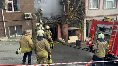 Beyoğlu’nda gecekonduda yangın : 2 kişi dumandan etkilendi