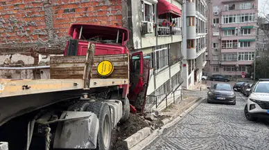 Beşiktaş'ta freni boşalan tır yokuş aşağı kayarak binaya çarptı!