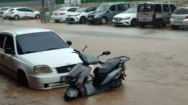 Hatay'da şiddetli yağışlar vatandaşlara zor anlar yaşattı