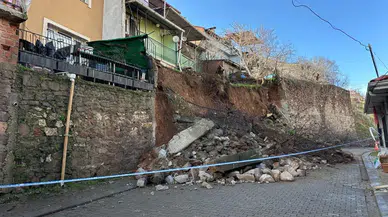 Uşak’ta yağış sonrası istinat duvarı çöktü : 3 ev tahliye edildi