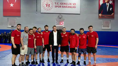 Futbolcu Mesut Özil, Güreş Milli Takımı'nı ziyaret etti