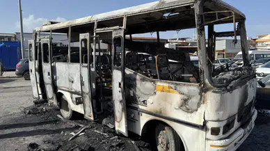 İzmir’de park halindeki midibüs yandı : 16 yaşındaki çocuk hayatını kaybetti