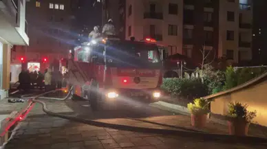 Zeytinburnu’nda site otoparkında elektrikli otomobil yangını : 5 araç zarar gördü