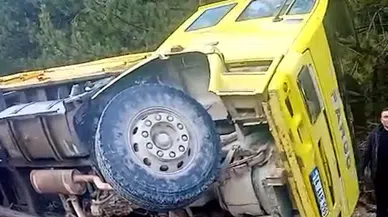 Bolu'da lastiği patlayan kamyon devrildi : Sürücü yaralandı