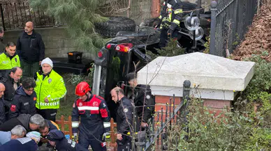 Trabzon'da kamyonet sitenin bahçesine düştü : 2 kişi yaralandı