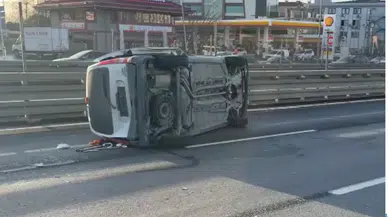 Küçükçekmece’de 3 araçlı zincirleme kaza : D-100’de trafik tek şeride düştü