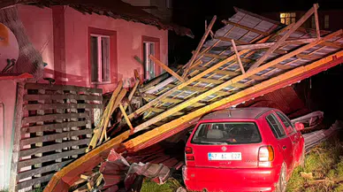 Düzce'de uçan çatı çevrede hasara yol açtı
