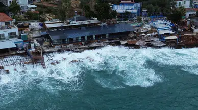 Antalya'da kuvvetli rüzgarın bilançosu ağır oldu