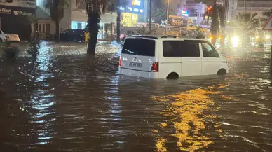 Bodrum'da sağanak yağış yolları göle döndürdü