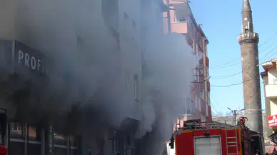 Kars'ta yangın : Mobilya deposu alev alev yandı