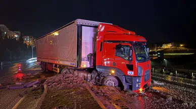 Malatya'da tır refüje çıktı : Yola fırlayan taşlar 2 araca zarar verdi