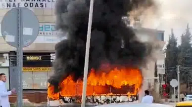 Gaziantep'te seyir halindeki halk otobüsü alev alev yandı