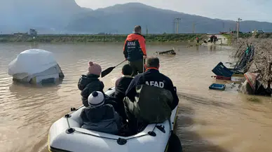 Manisa'da su baskınında 4'ü çocuk 5 kişi mahsur kaldı