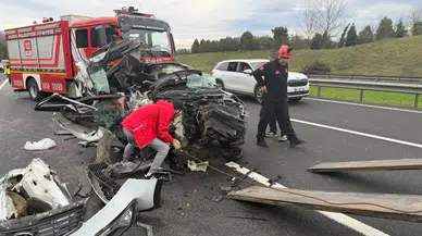 Düzce'de TEM Otoyolu’nda otomobil tıra çarptı : 1 Ölü, 1 Yaralı