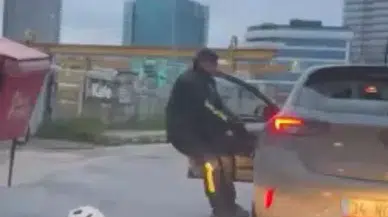 Pendik’te yol verme tartışması : Sürücüyü kolundan tutup otomobilden indirmeye çalıştı