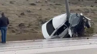 Kayseri'de direğe çarpan otomobil ikiye katlandı : Sürücü yaralandı