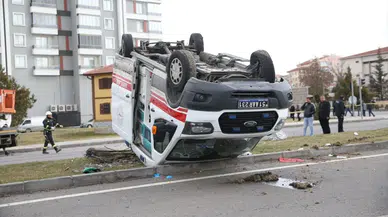 Niğde'de ambulans devrildi , 3 sağlık personeli yaralandı