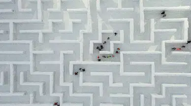 Polonya'da kar labirenti turistlerin yoğun ilgisini çekiyor