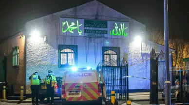 İngiltere’de cami çıkışında bıçaklı saldırı