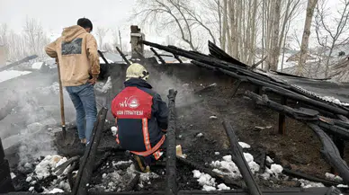 Van Erciş’te çatı yangını : Büyük hasar oluştu