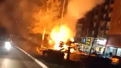 Karabük’te aydınlatma direğinin kabloları alev aldı