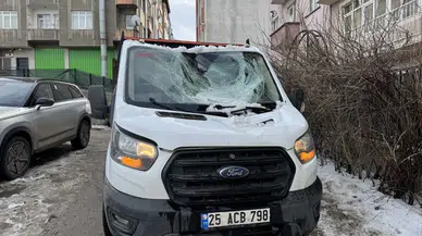 Erzurum'da buz kütlesi kamyonetin üstüne düştü, sürücü son anda kurtuldu