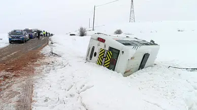 Sivas'ta öğrenci servisi devrildi : Çok sayıda öğrenci yaralandı!