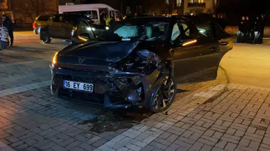 Bursa'da servis ile otomobil çarpıştı : 9 kişi yaralandı