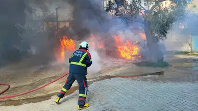 Nazilli’de feci yangın : Park halindeki iki araç kül oldu