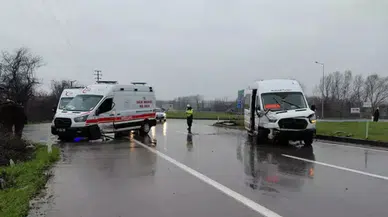 Sakarya'da ambulans ile servis minibüsü çarpıştı: Çok sayıda yaralı var