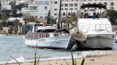 Muğla'da kuvvetli rüzgar : Tekneler kıyıya sürüklendi