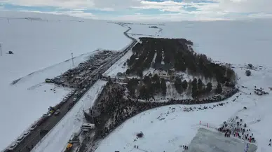Kars Çıldır Gölü'nde Buz Şenliği Festivali : On binlerce kişi akın etti