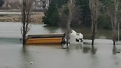 Adana'da köyü su bastı, yollar kapandı