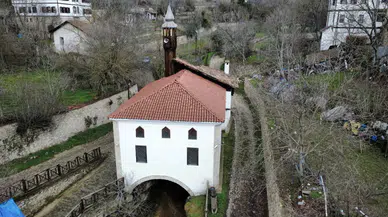 Safranbolu’da altından dere geçen tarihi Lütfiye Camisi turistlerin ilgi odağı
