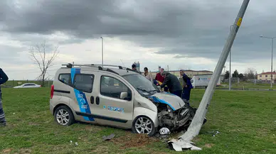 Tekirdağ Çorlu'da kaza : Araç aydınlatma direğine çarptı