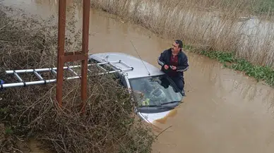 İzmir'de otomobil, sağanak sonrası biriken suda mahsur kaldı