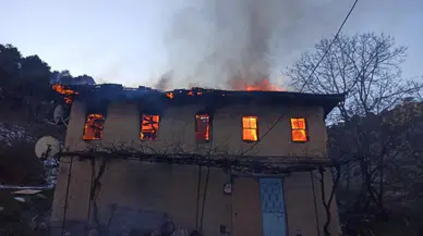 Bursa'da ev yangını : 83 yaşındaki kadın alevlerin arasında öldü