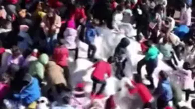 Muğla Seydikemer'de bir öğrencinin isteği üzerine okula kamyonla kar getirildi