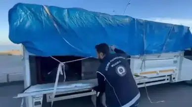 İskenderun’da kamyonetin gizli bölmesinde 19 kaçak göçmen yakalandı