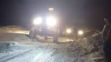 Tipi nedeniyle yolda mahsur kalan 30 kişi kurtarıldı : Ağrı'da okullar tatil mi ?