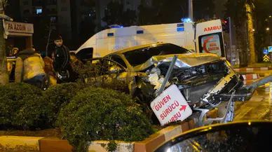 Adana'da minibüs ile otomobil çarpıştı : Yaralılar var