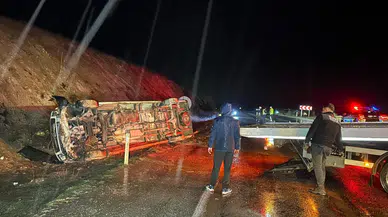 Uşak'ta işçi servisi şarampole devrildi : 17 kişi yaralandı