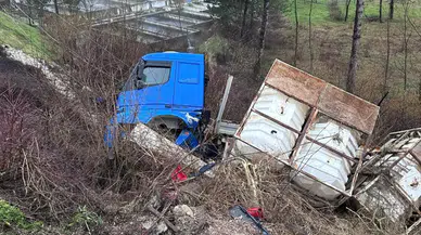 Bolu Mudurnu'da tır şarampole devrildi, elektrik direği zarar gördü