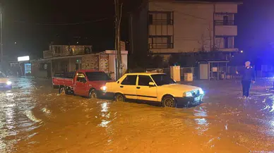 Alanya'da Oba Çayı taştı : Yollar su altında kaldı
