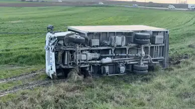 Arnavutköy’de kamyonet tarlaya savruldu : 2 kişi yaralandı