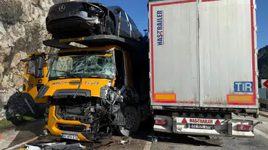 Burdur’un Bucak ilçesinde iki tır kafa kafaya çarpıştı : 1’i ağır 2 yaralı