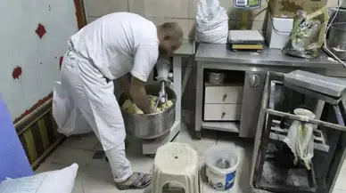 Tatlı imalathanesinden korkunç görüntüler : Ayağıyla hamur çiğnedi , iş yeri mühürlendi