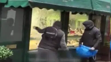 Londra'da gündüz vakti kuyumcu soygunu : Balyozla camı kırdılar