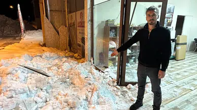 Hakkari'de kar zulüm olmaya devam ediyor : Çatıdan düşen kar iş yerinin camlarını kırdı